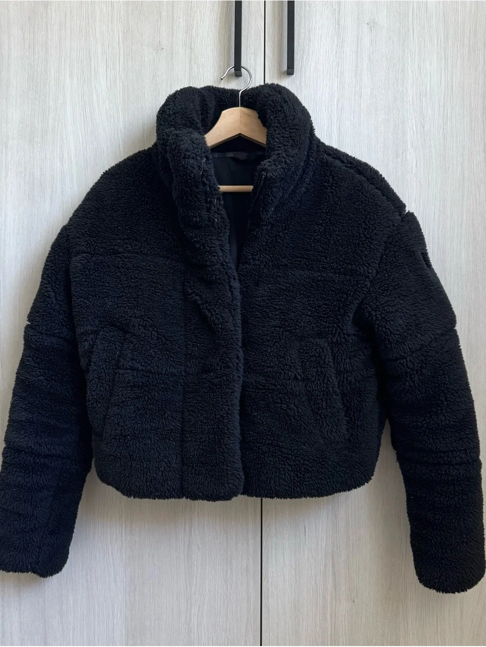ALO Yoga Black Sherpa Cropped Jacket - Picture 1 of 10